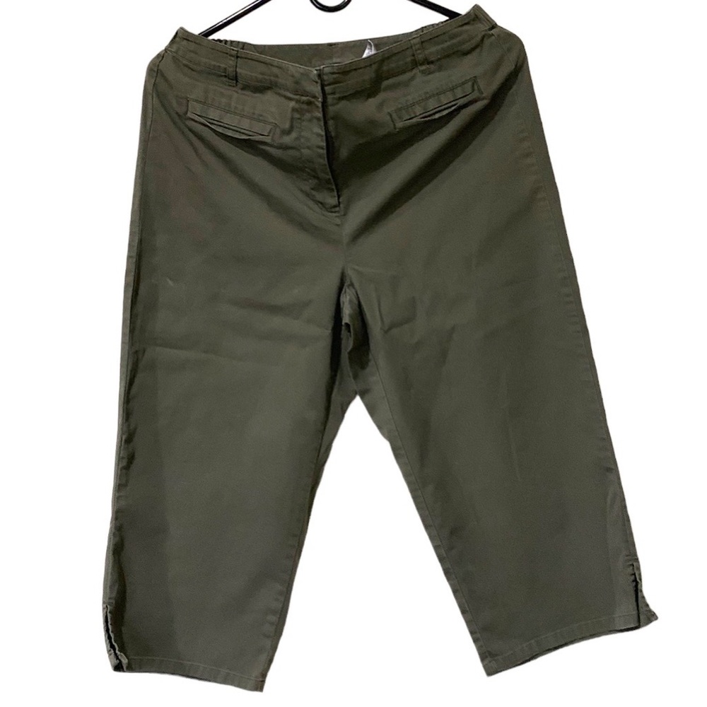 Chico’s Capri pants with front fake pockets, elastic side band and front zip